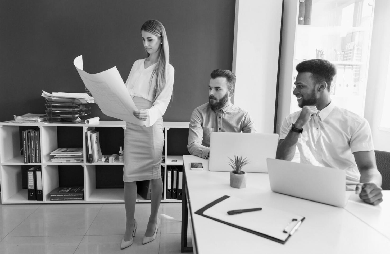 Bureau moderne de virelondexia à Marseille avec vue sur le port