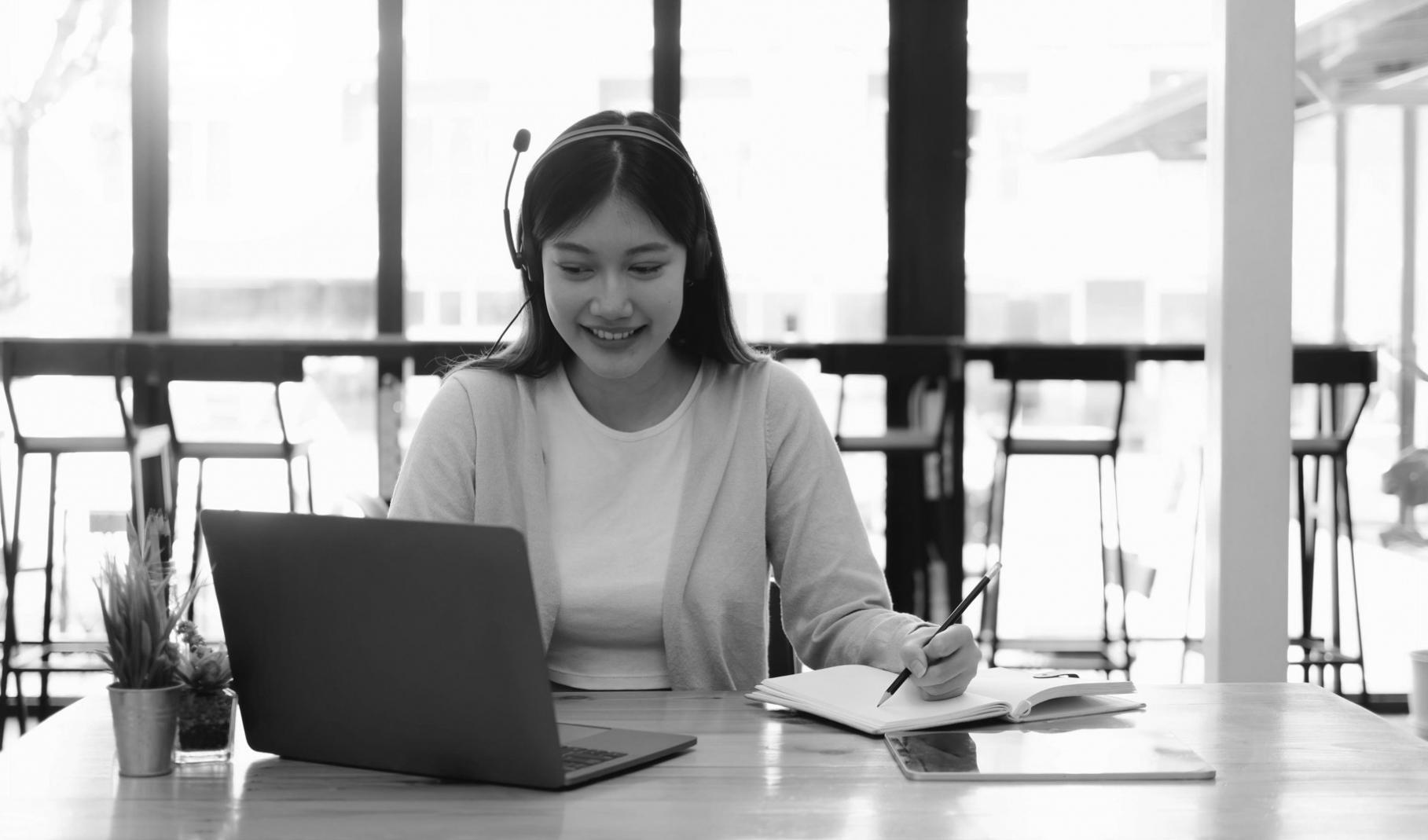 Séance de formation en groupe avec analyse de cas pratiques