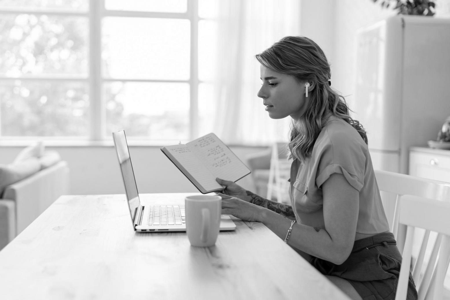 Espace de formation moderne avec tableaux financiers et outils d'analyse